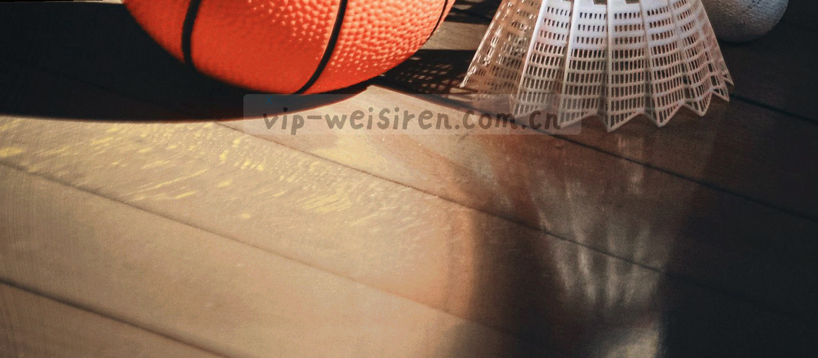 夜间工作台与显示器的背面视角，屏幕上显示资料列表，无人物正面